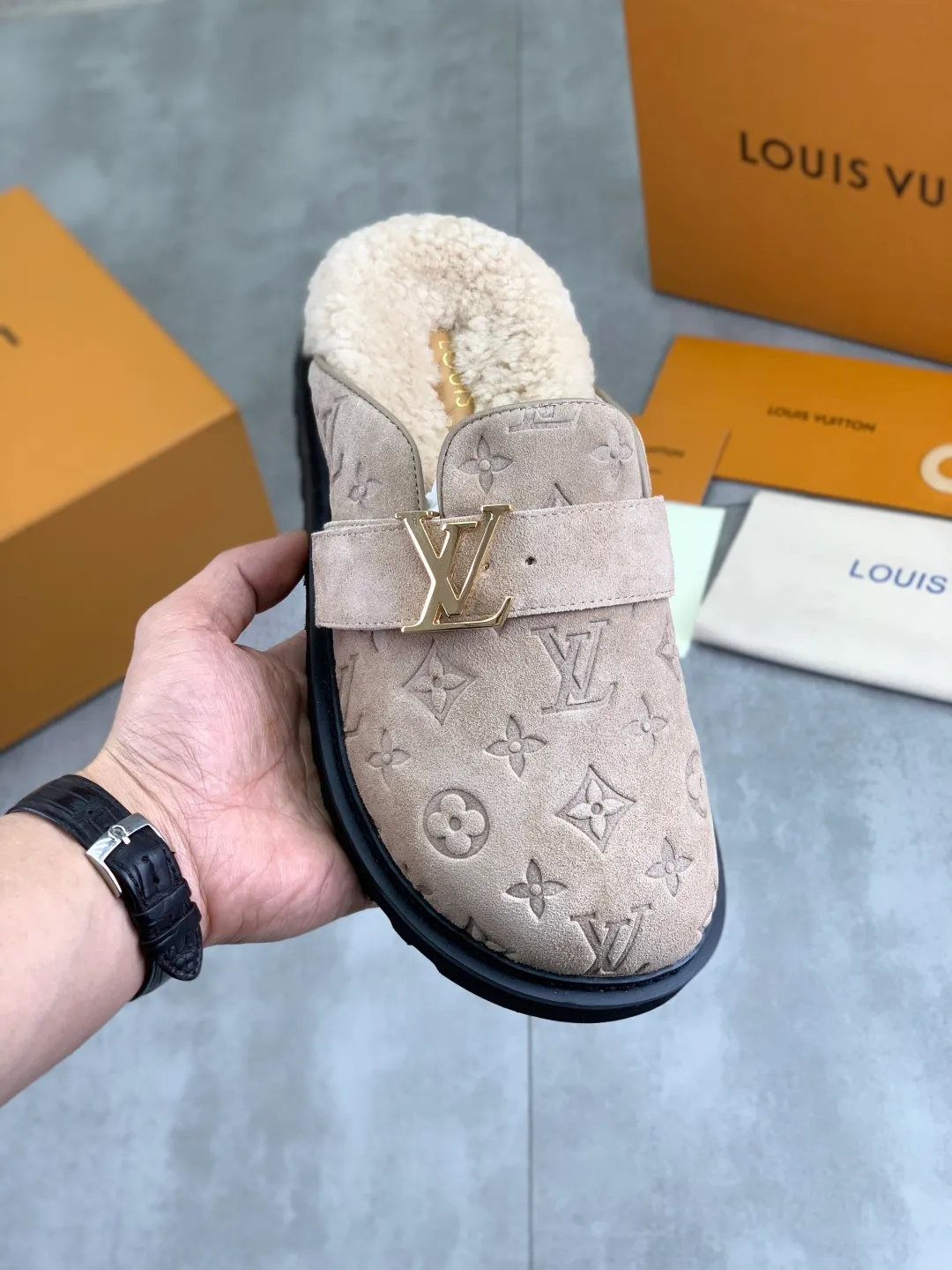 Men's Men's Shoes P480 New Couple Style LV Louis Vuitton L Family Donkey Brand Latest Easy Series Birkenstock Baotou Thick Sole Wool Slippers Sandals Original purchase, development and production This LV Easy sandal is made of suede cow leather, with Monogram pattern to highlight the trendy style. Adjustable straps with illuminated LV letters, flexible insoles and micro outsoles provide a light and comfortable experience. Exquisite packaging at the delivery counter 🛍📦 ▪️Fabric: Original custom imported first-layer cowhide ▪️Inner lining: Original customized warm wool lining ▪️Outsole: Original open-molded rubber foam material ▪️Sole thickness: 4CM ▪️Size: Men and women 35-45